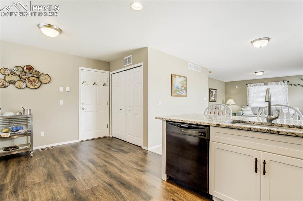 Image 10 of 42: Kitchen