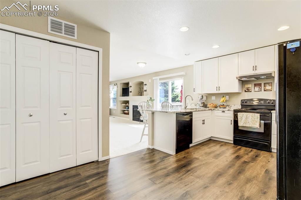 Image 13 of 42: Kitchen