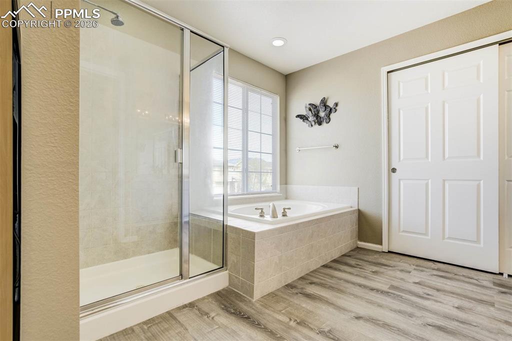 Image 23 of 42: Bathroom