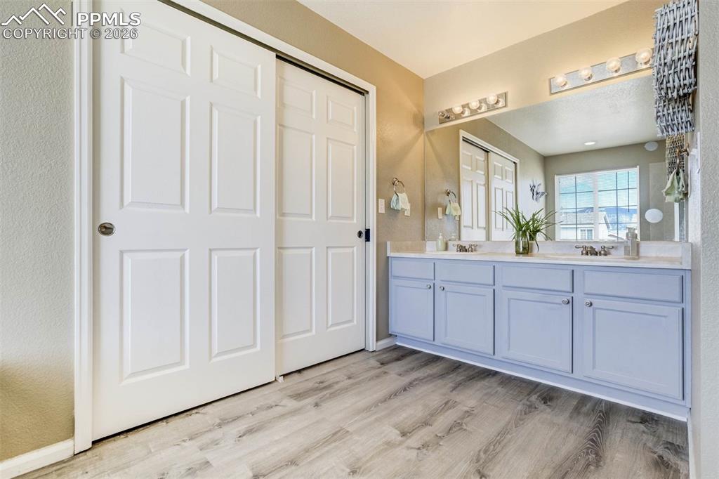 Image 25 of 42: Bathroom