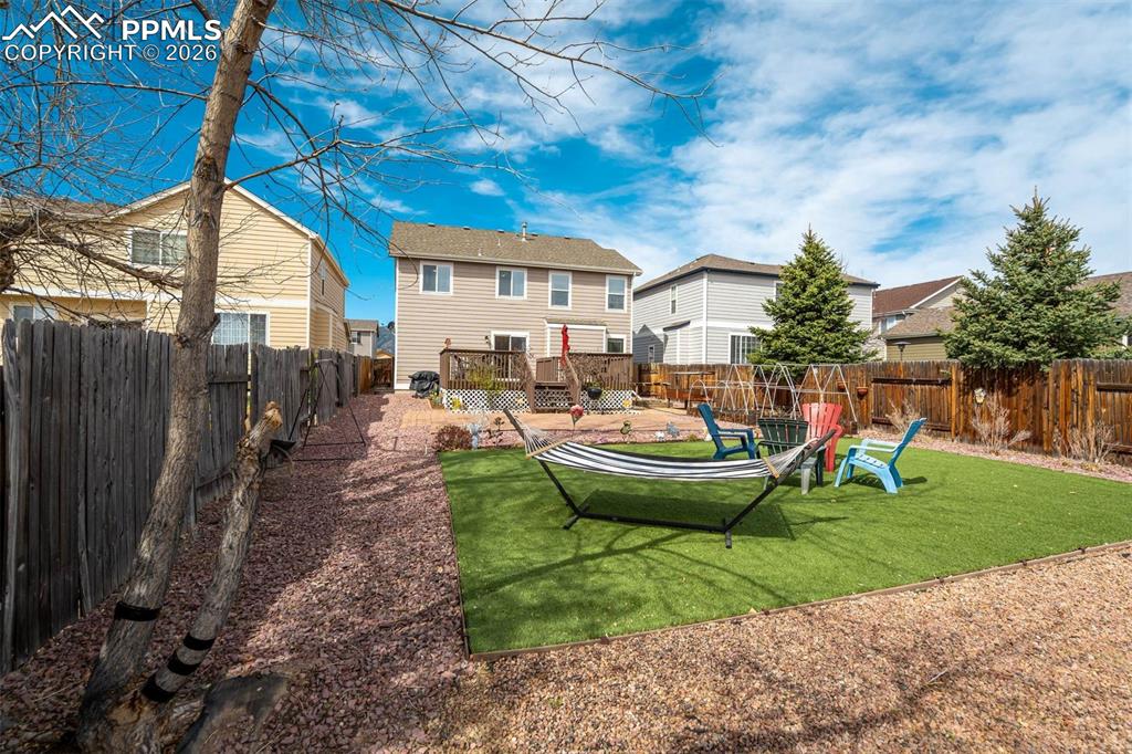 Image 40 of 42: Yard