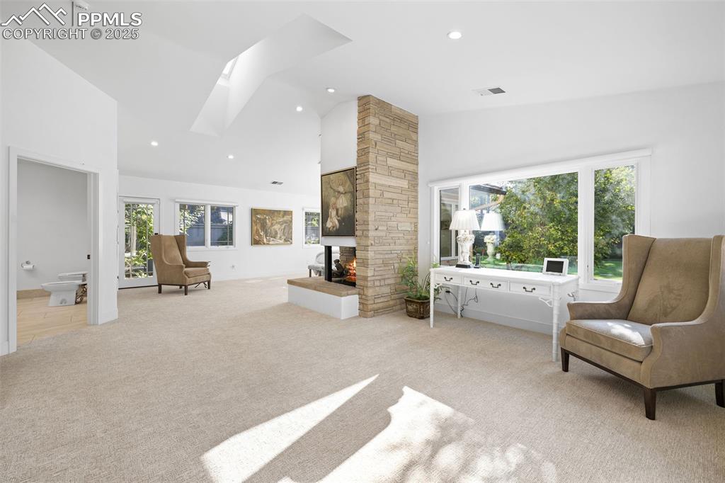 Image 18 of 43: Sitting Room