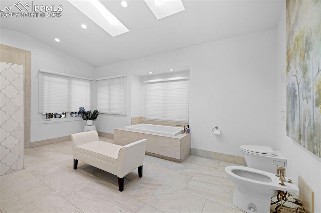 Image 22 of 43: Bathroom