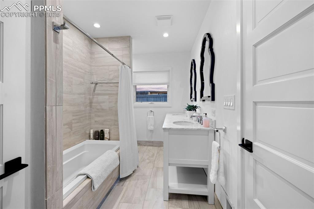 Image 25 of 43: Bathroom