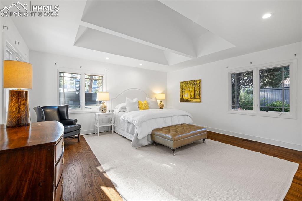 Image 26 of 43: Bedroom