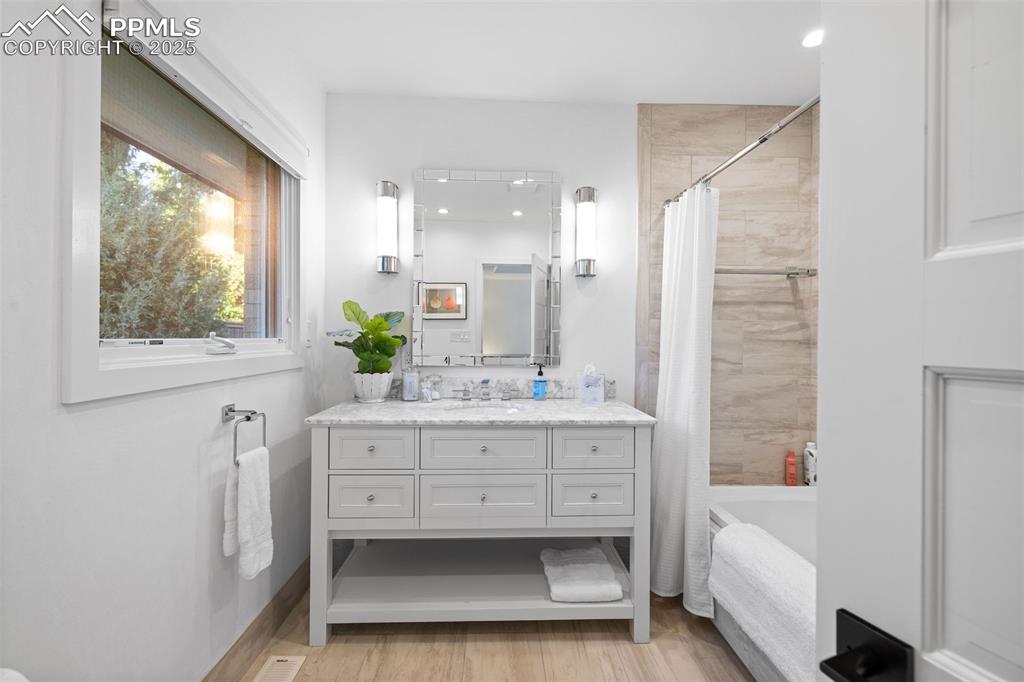 Image 28 of 43: Bathroom