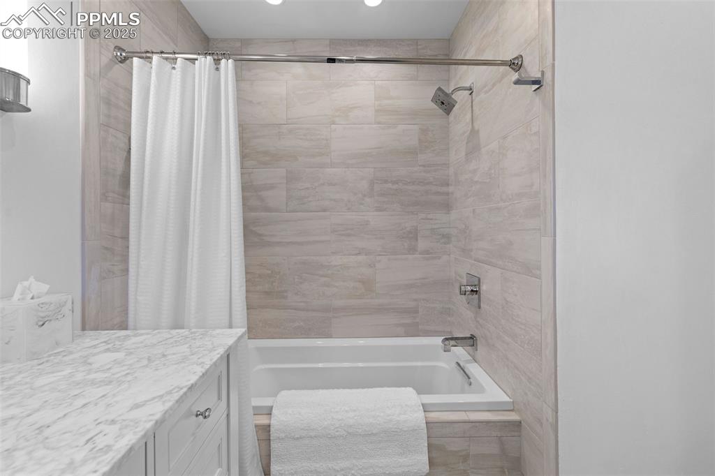 Image 29 of 43: Bathroom