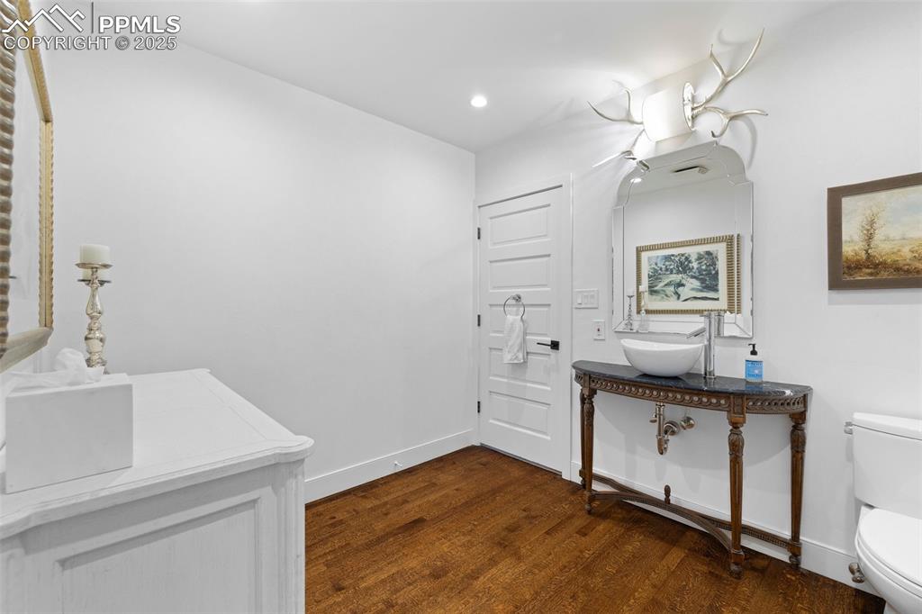 Image 31 of 43: Bathroom