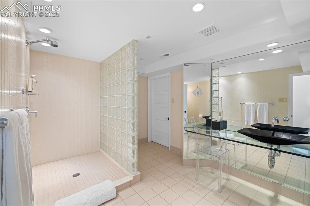 Image 34 of 43: Bathroom