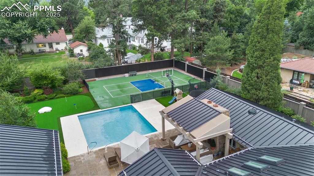 Image 35 of 43: Pool