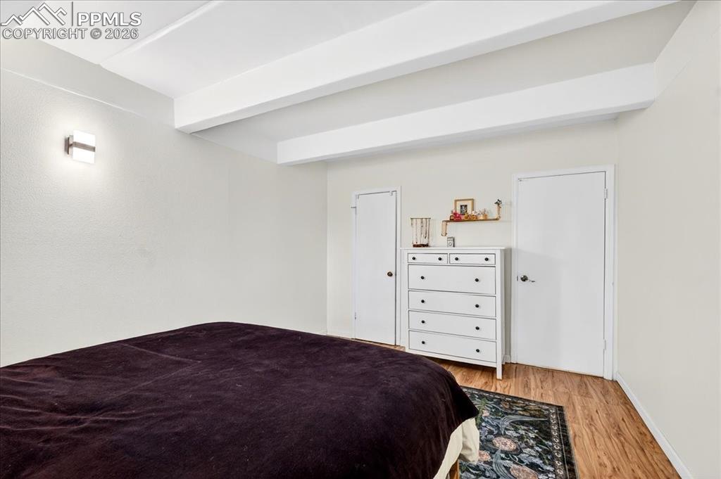 Image 16 of 24: Bedroom