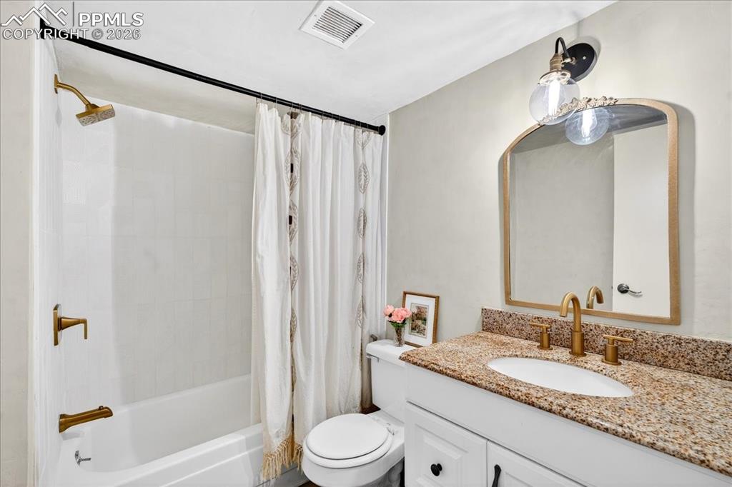 Image 17 of 24: Bathroom