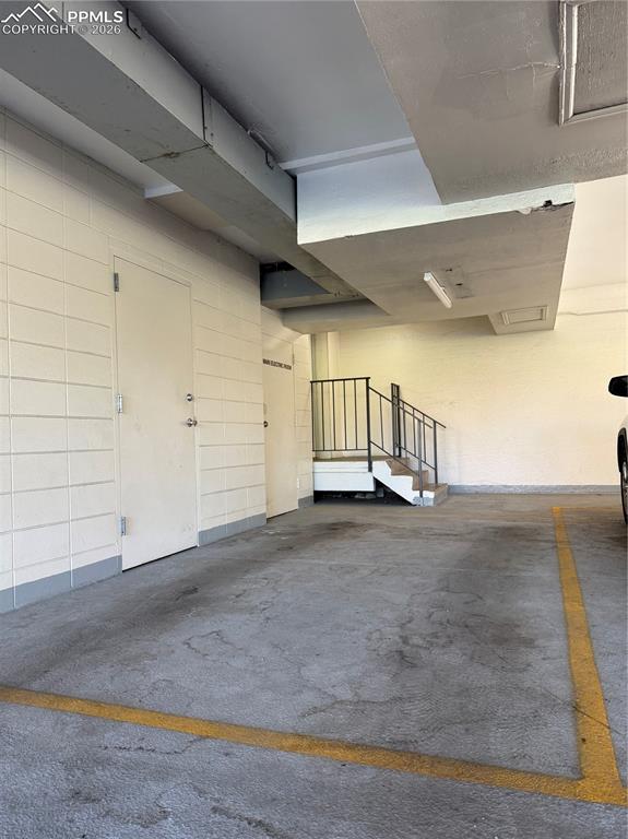 Image 22 of 24: Garage