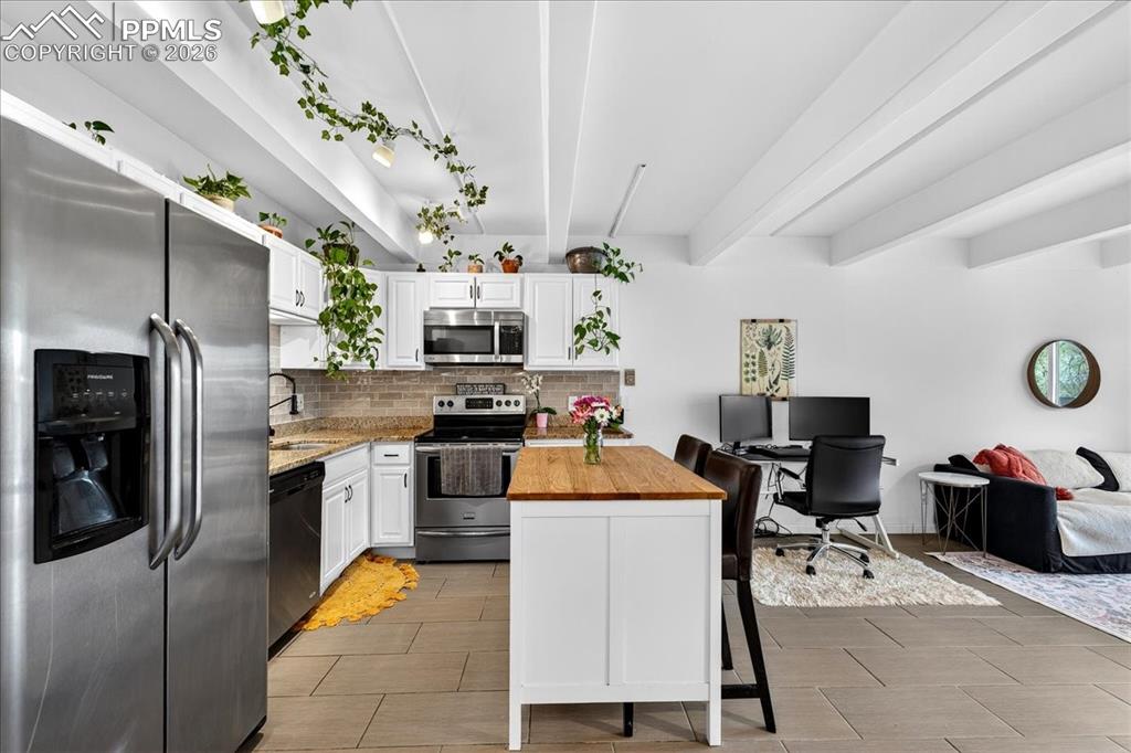 Image 5 of 24: Kitchen