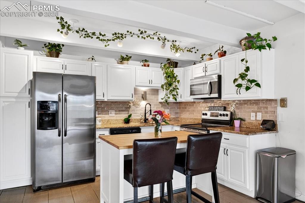 Image 7 of 24: Kitchen