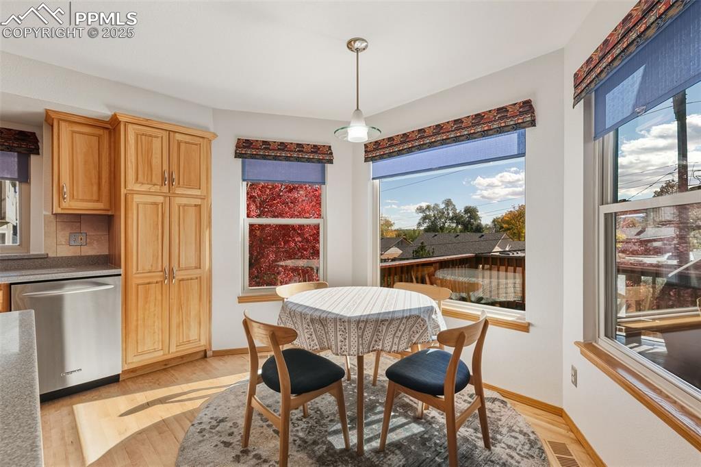 Image 15 of 46: Dining Area