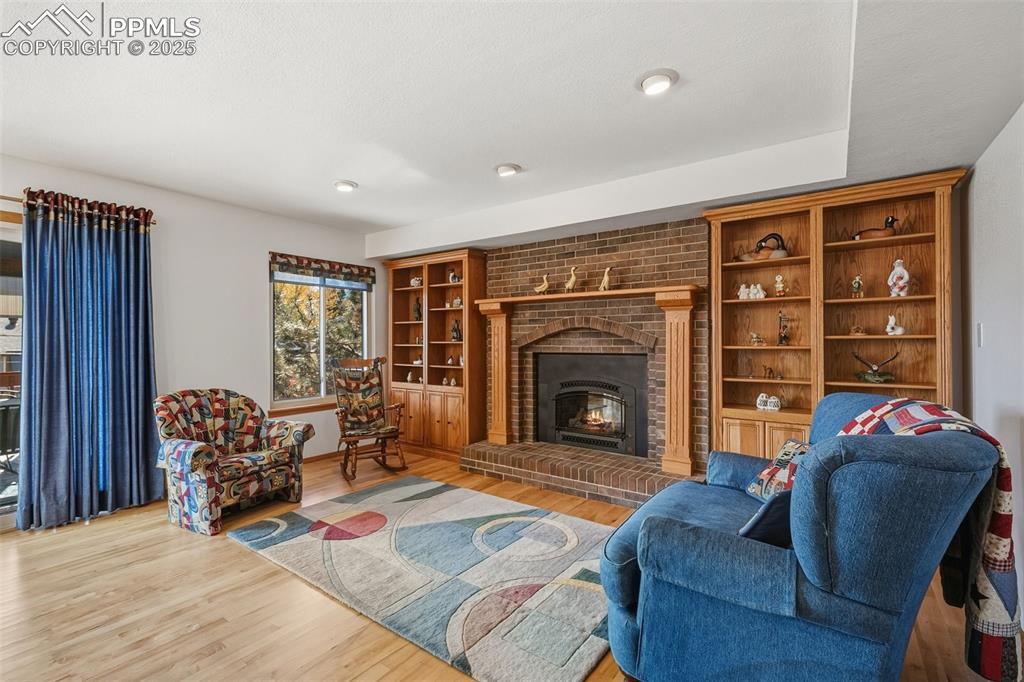 Image 17 of 46: Living Room