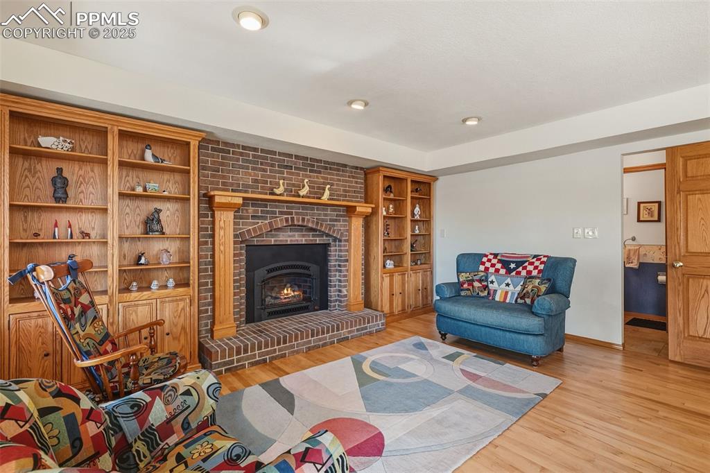 Image 18 of 46: Living Room