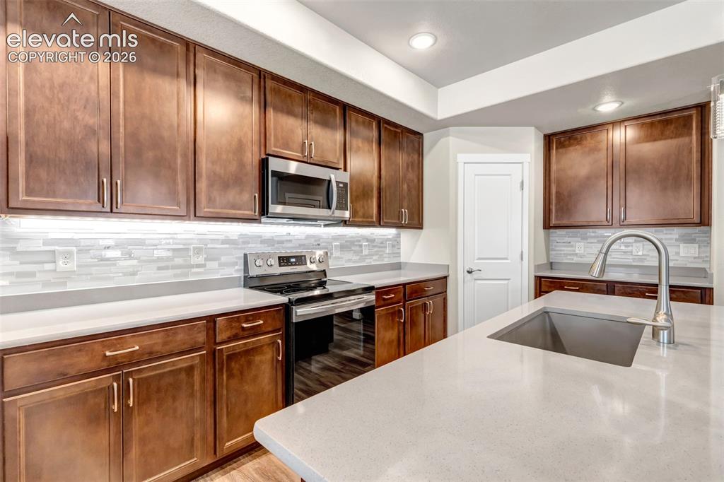 Image 10 of 50: Kitchen