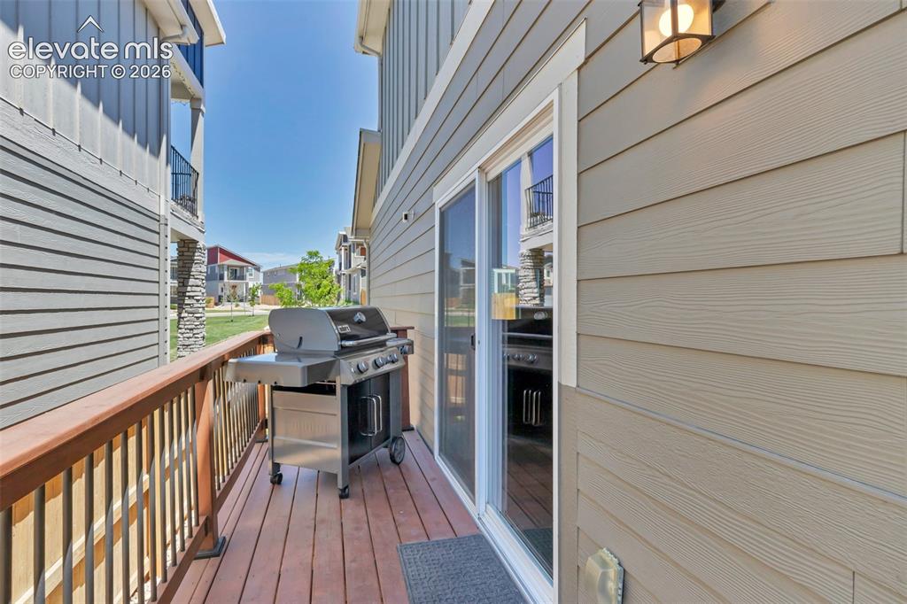 Image 16 of 50: Deck