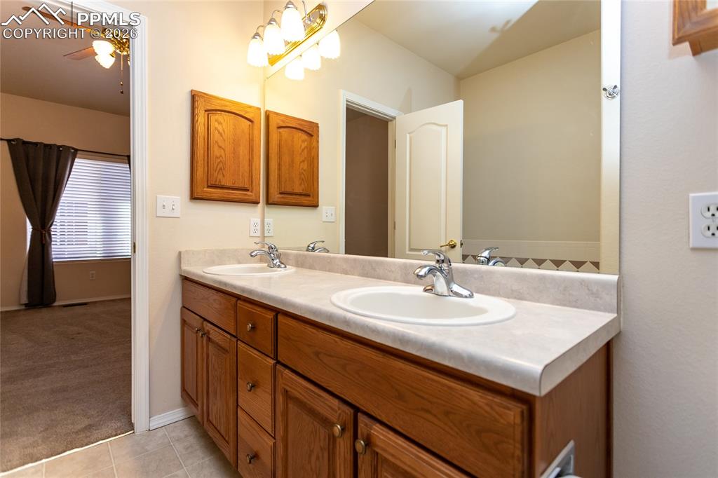 Image 25 of 35: Bathroom