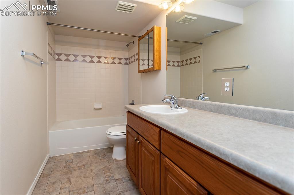 Image 30 of 35: Bathroom