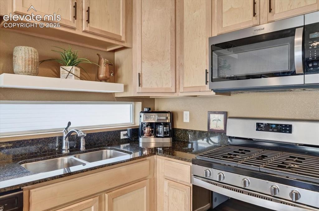 Image 19 of 48: Kitchen