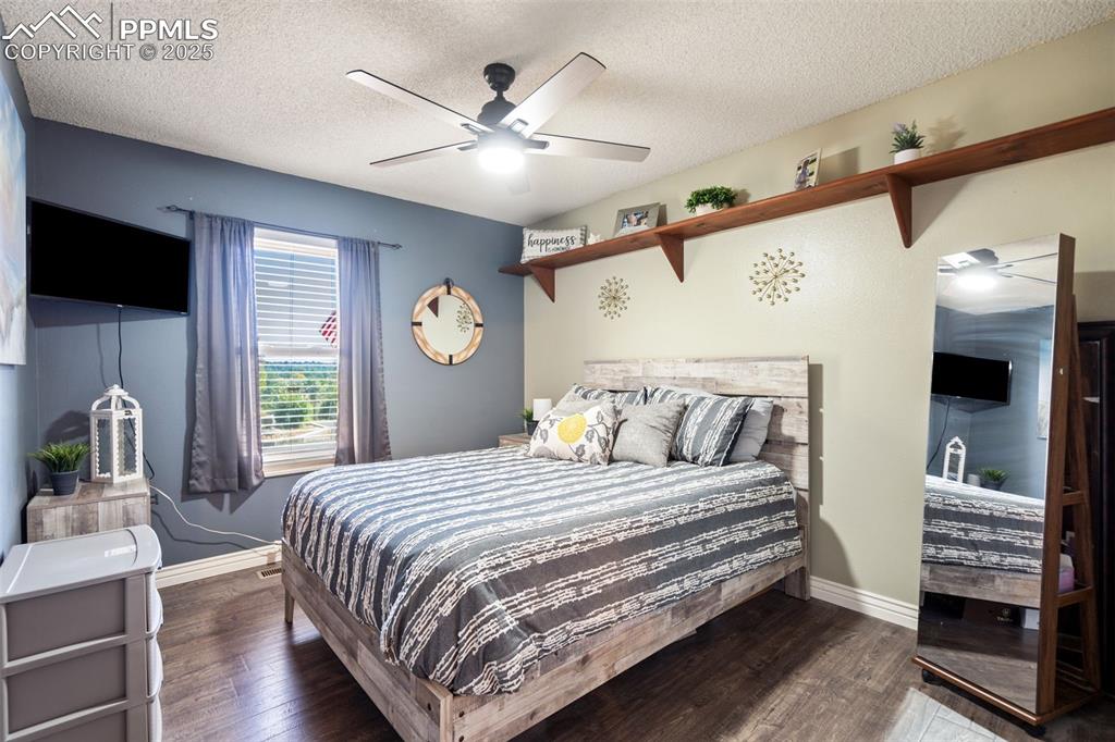 Image 25 of 49: Nice sized bedroom on the main level.