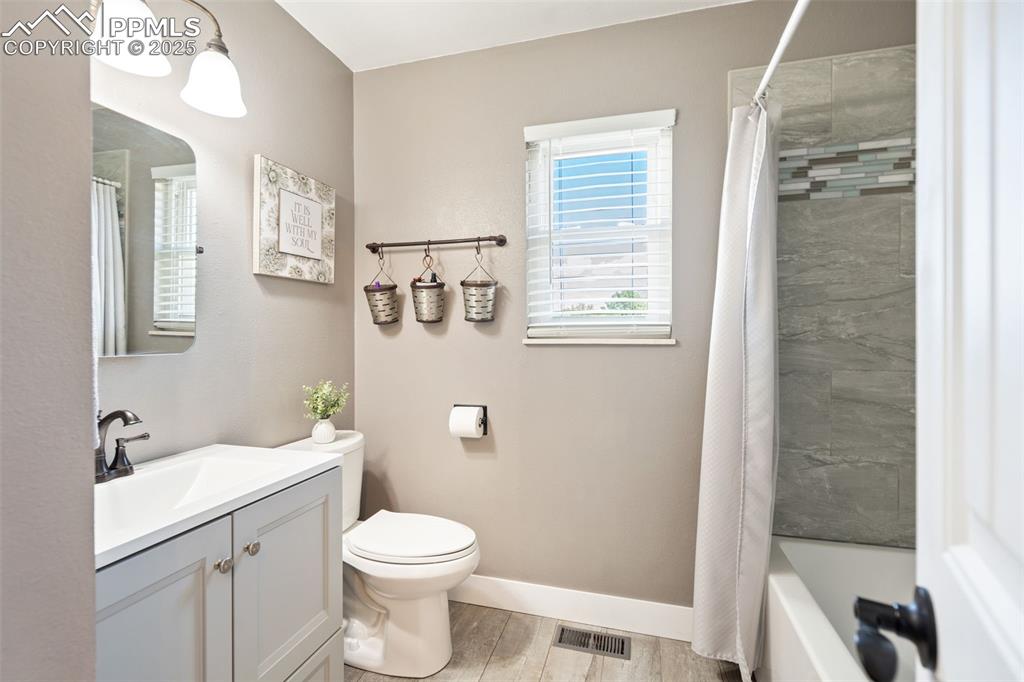 Image 27 of 49: Nicekly updated full bath on the main level - tub/shower combo.