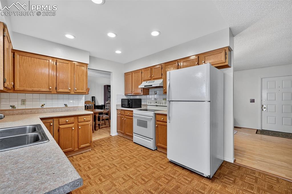 Image 17 of 36: Kitchen