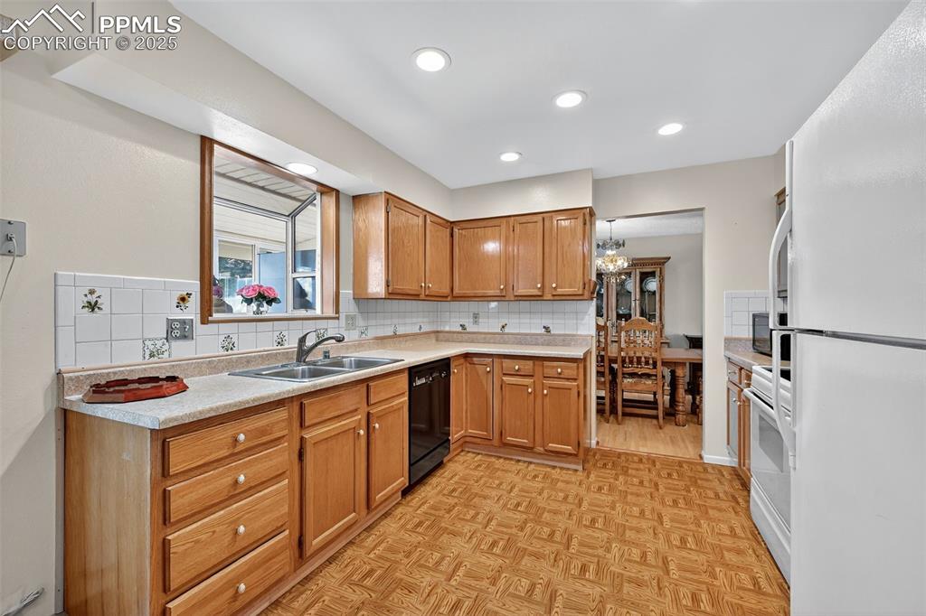 Image 19 of 36: Kitchen