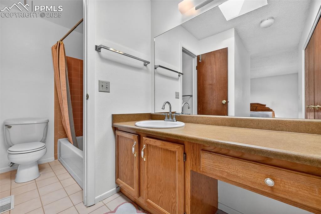 Image 22 of 36: Bathroom