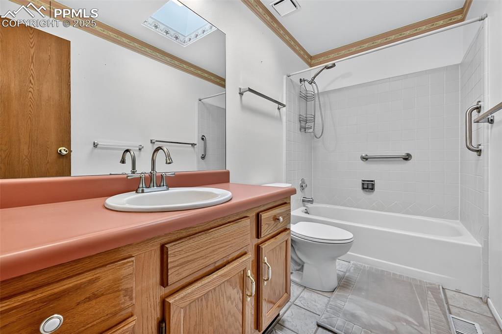 Image 25 of 36: Bathroom