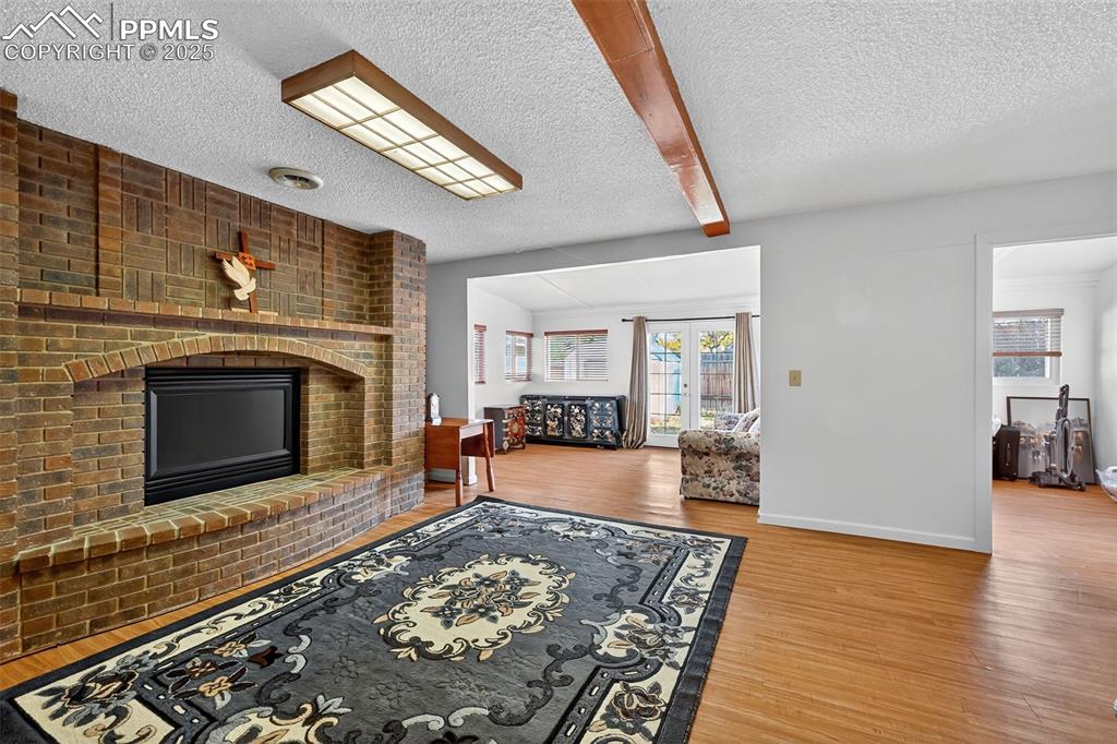 Image 28 of 36: Living Room