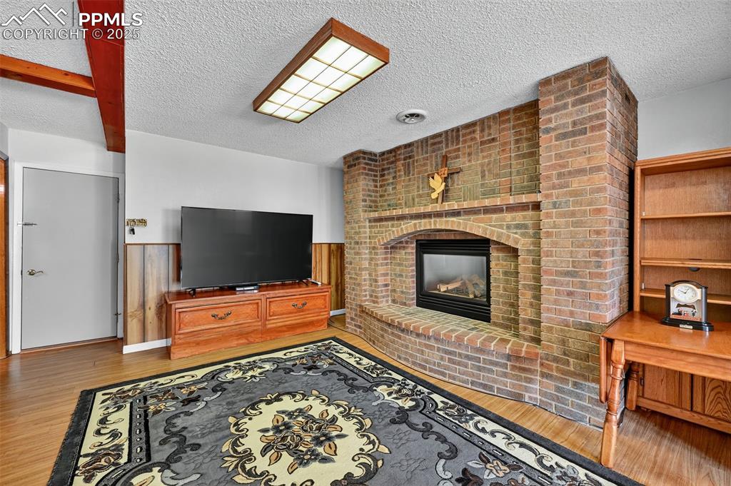 Image 29 of 36: Living Room