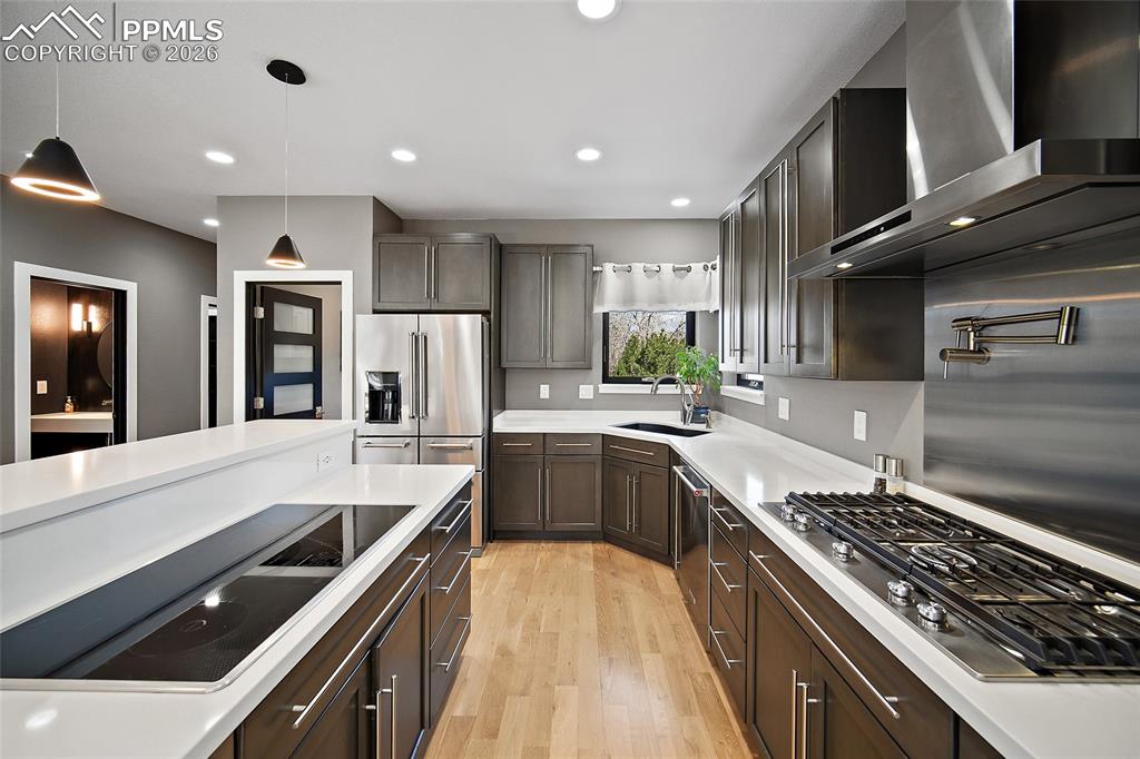 Image 10 of 50: Kitchen