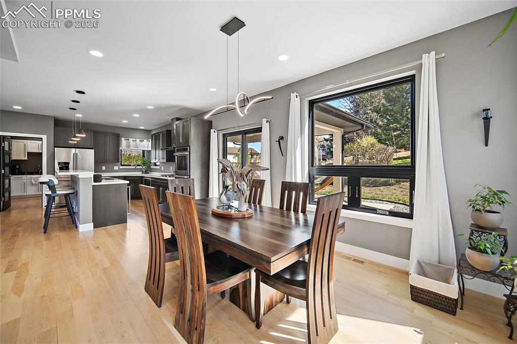 Image 14 of 50: Dining Area