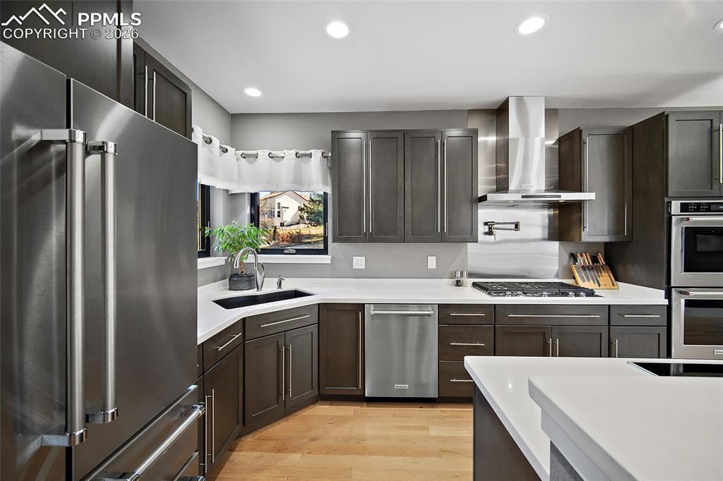 Image 16 of 50: Kitchen