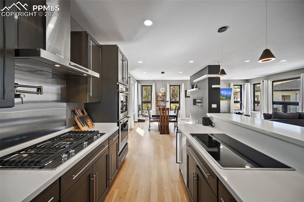 Image 17 of 50: Kitchen