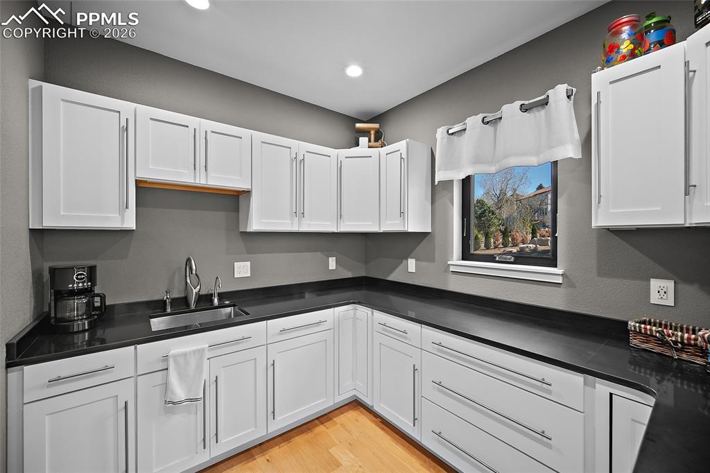 Image 18 of 50: Kitchen