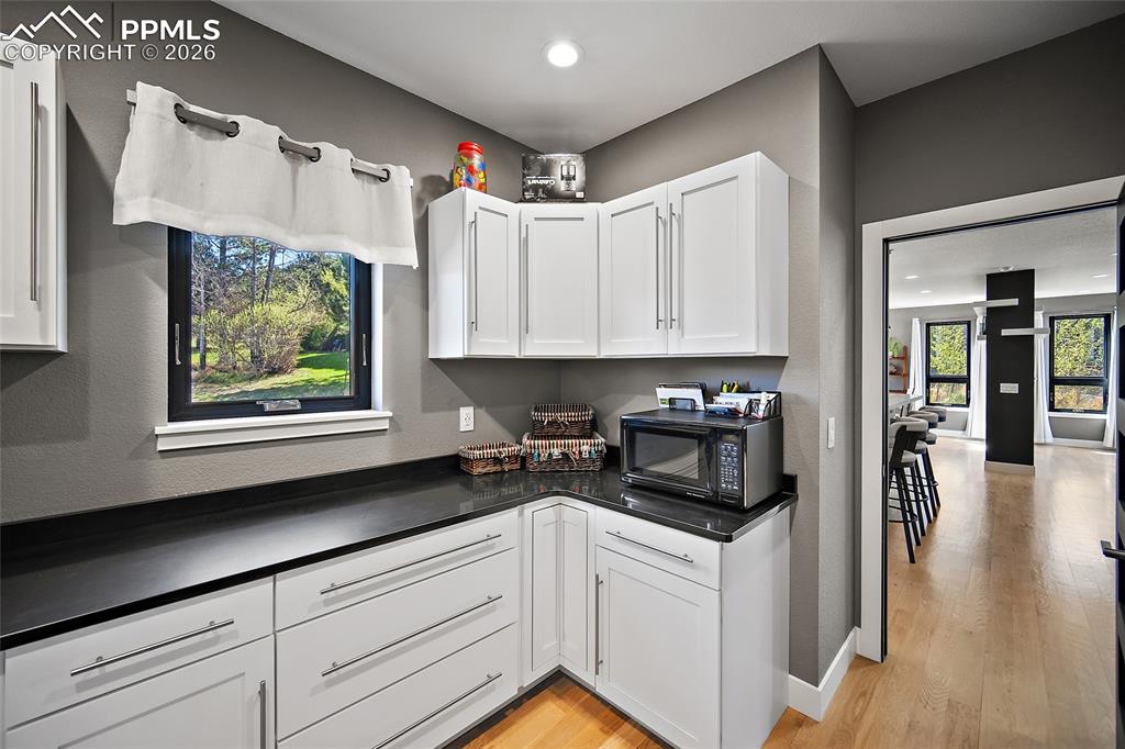 Image 19 of 50: Kitchen