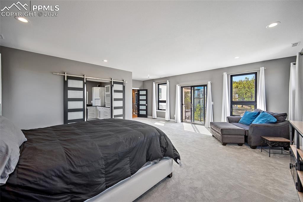 Image 21 of 50: Bedroom