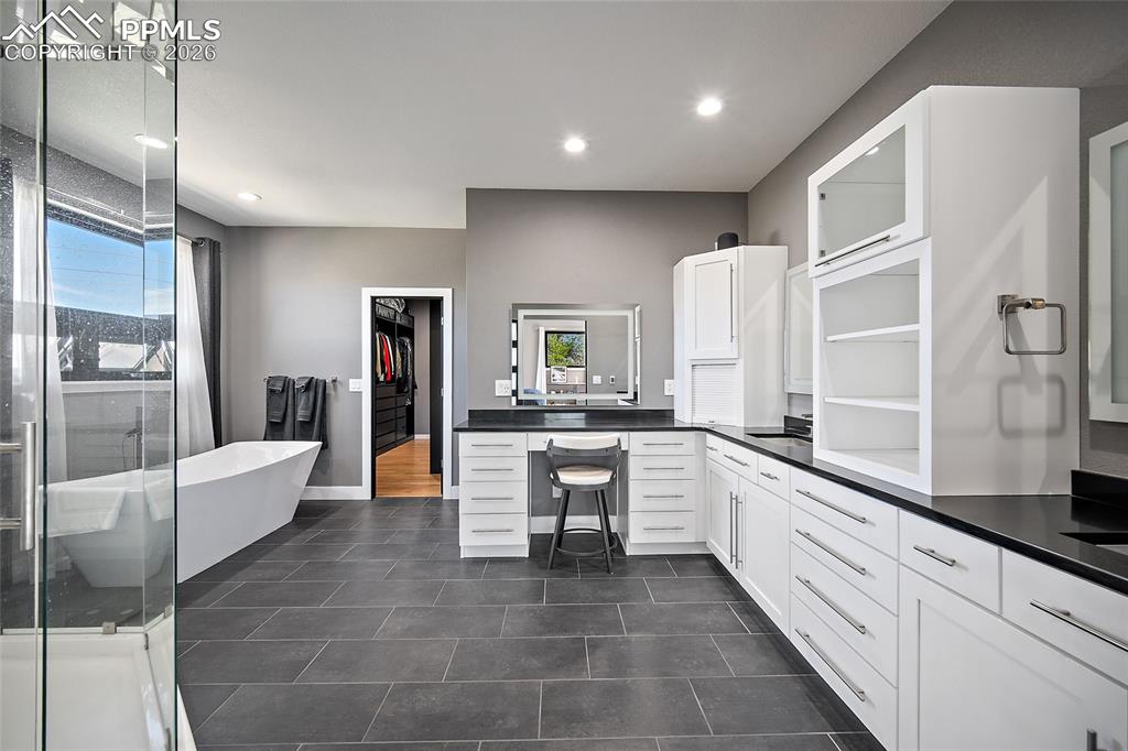 Image 25 of 50: Bathroom