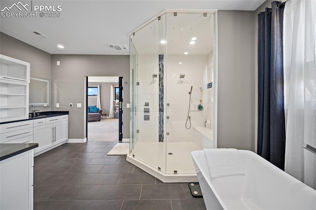 Image 26 of 50: Bathroom