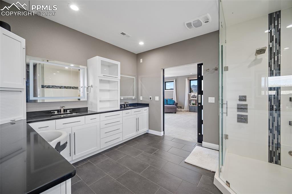 Image 27 of 50: Bathroom