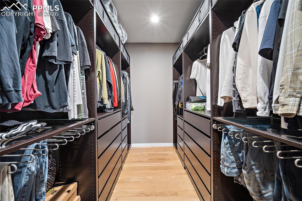 Image 28 of 50: Closet