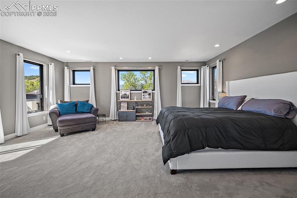 Image 30 of 50: Bedroom