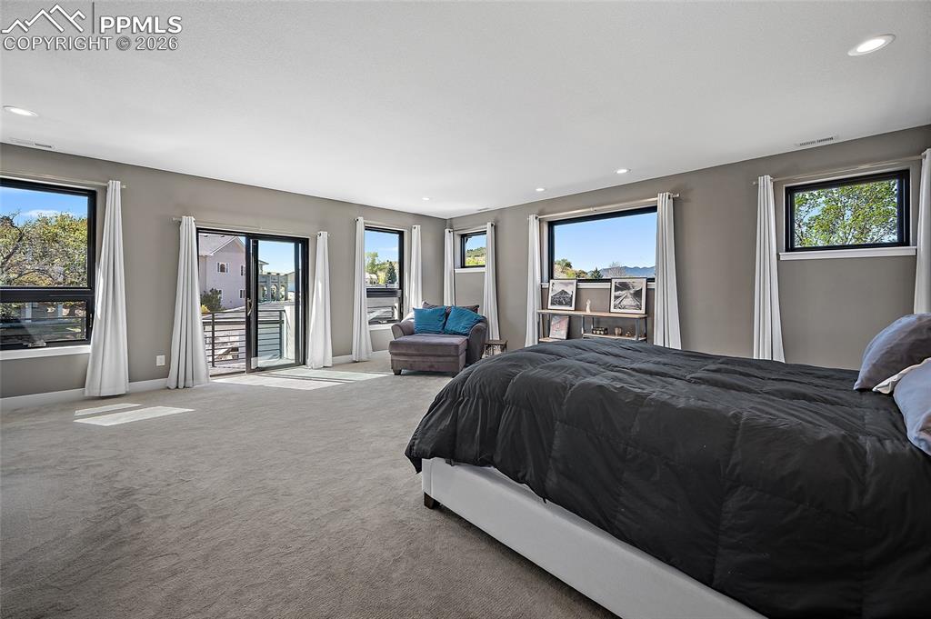 Image 31 of 50: Bedroom