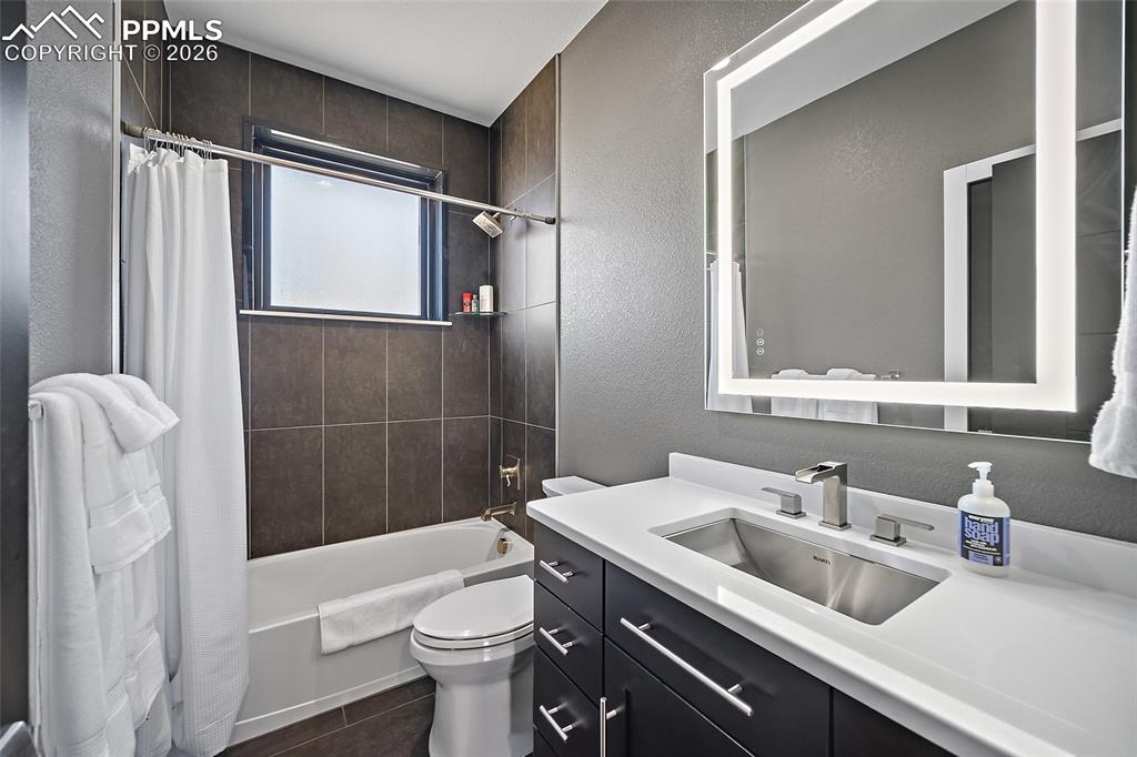 Image 32 of 50: Bathroom