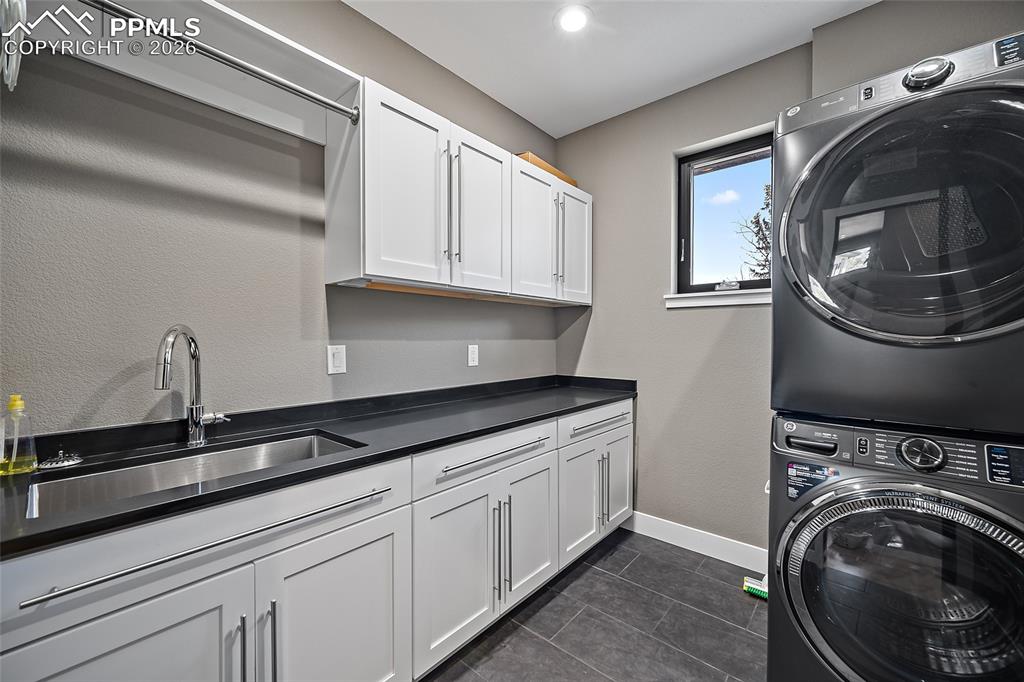 Image 33 of 50: Laundry